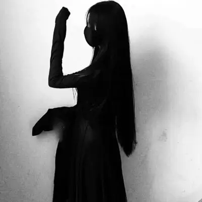 比较悲伤的头像黑白女