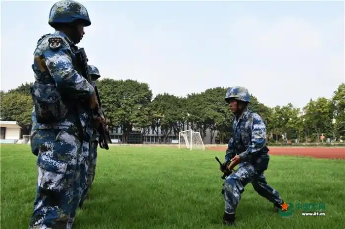 2021届海军陆战队毕业新排长齐聚羊城淬火砺剑