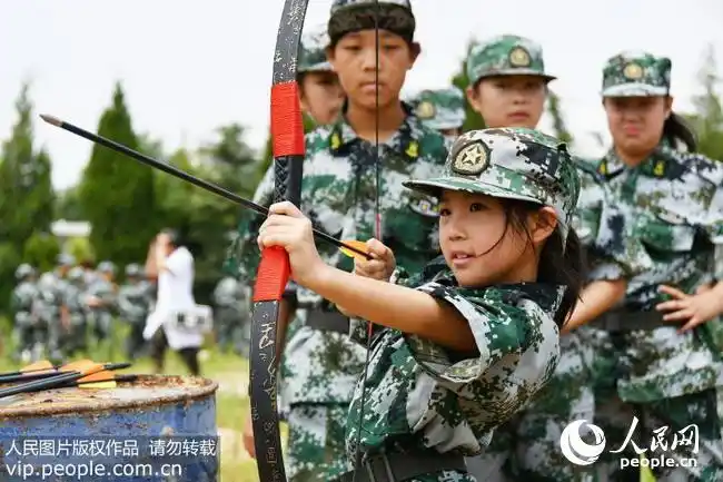 2018年7月17日,小朋友们在山东烟台一家军事训练营里进行射箭训练.