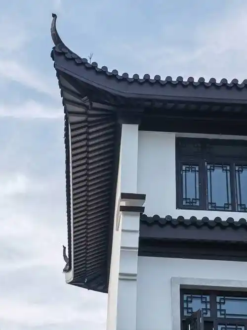 所以铝合金翘角可以作为一种装饰材料应用于徽派建筑的屋顶上