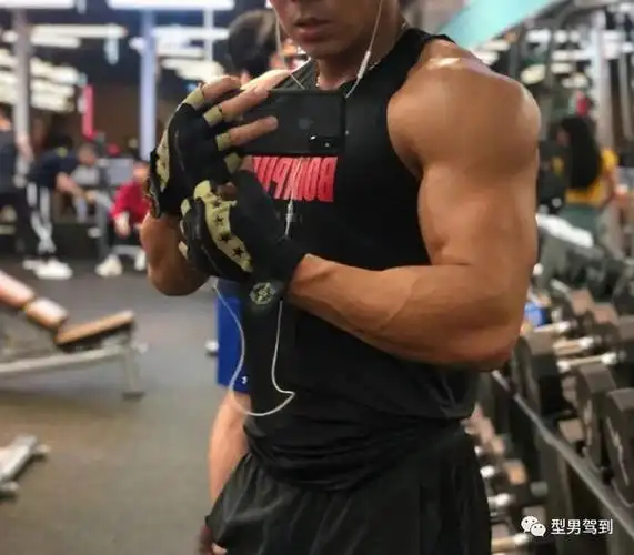 肌肉男拍大尺度浴照走红小姐姐们不淡定了