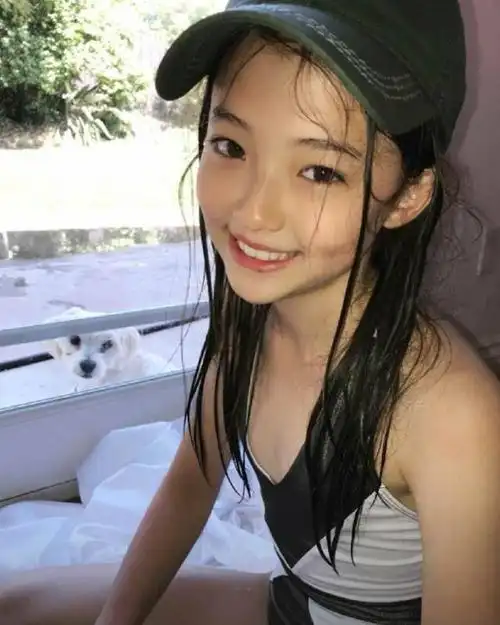 十岁女童模拍摄艺术照,打扮成熟神情妩媚,网友:不怕被占便宜?_孩子