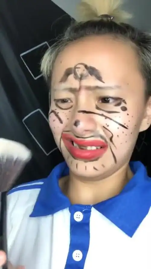 还是屎黄头发的时候和朋友打牌输了画脸就想着录一个 现在看真的太tm