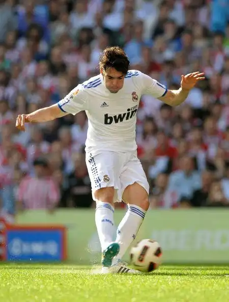 图文-[西甲]毕尔巴鄂vs皇马 卡卡起脚出球