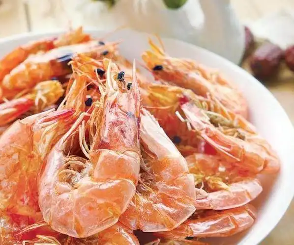 p>微波炉烤虾是一道美食,制作原料主要有对虾,食盐,姜,料酒,小葱.