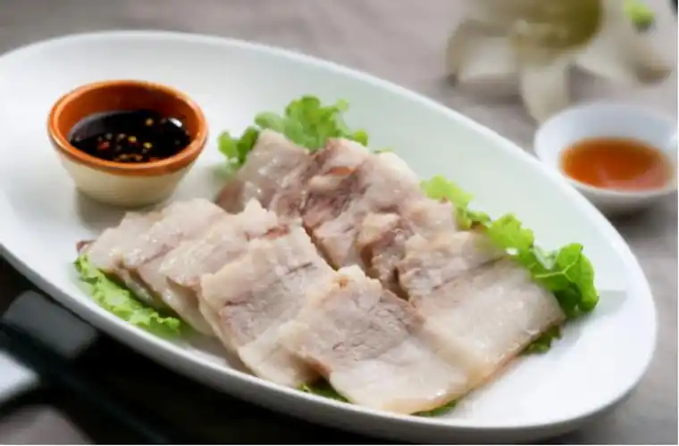 食材:五花肉,香葱,姜,料酒,蒜,酱油,米醋,辣椒油做法:1,锅中加水,放入