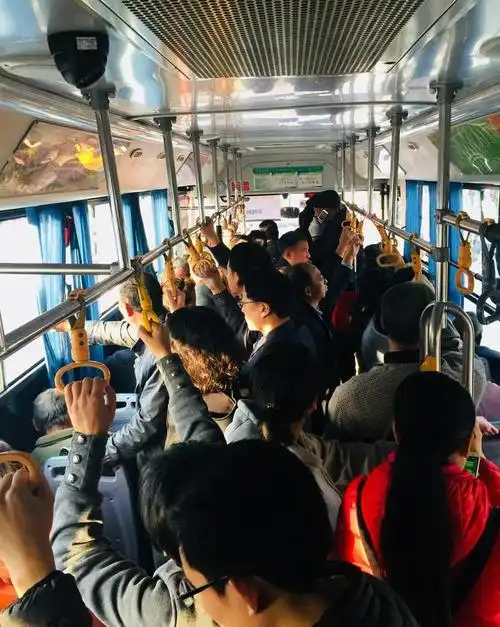 拥挤的车厢,总有老人在坐着或站着.