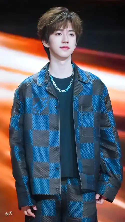 微博之夜新图##贺峻霖 梦蝶破笼