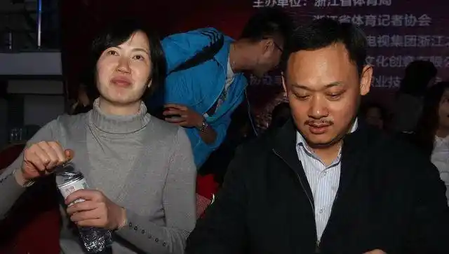 48岁举重冠军占旭刚身居高位空姐妻子长相甜美婚后幸福美满