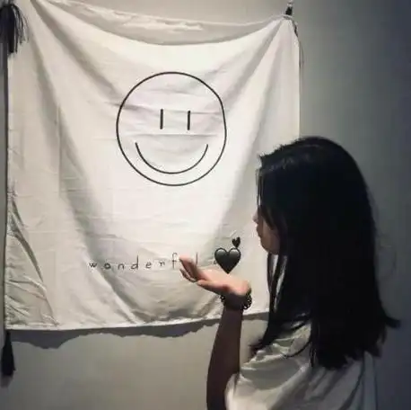 最近火了"假笑女孩"头像:笑容可以瞒过别人,心痛却骗不过自己