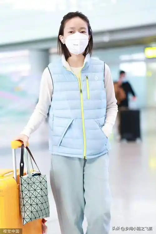 焦俊艳穿淡蓝色马甲抵达机场 笑眼弯弯对镜挥手好亲切_休闲_照片_镜头