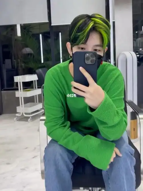 挑染会让你的头发更有吸引力,也更加灵动特别,也不会有大量的发根被