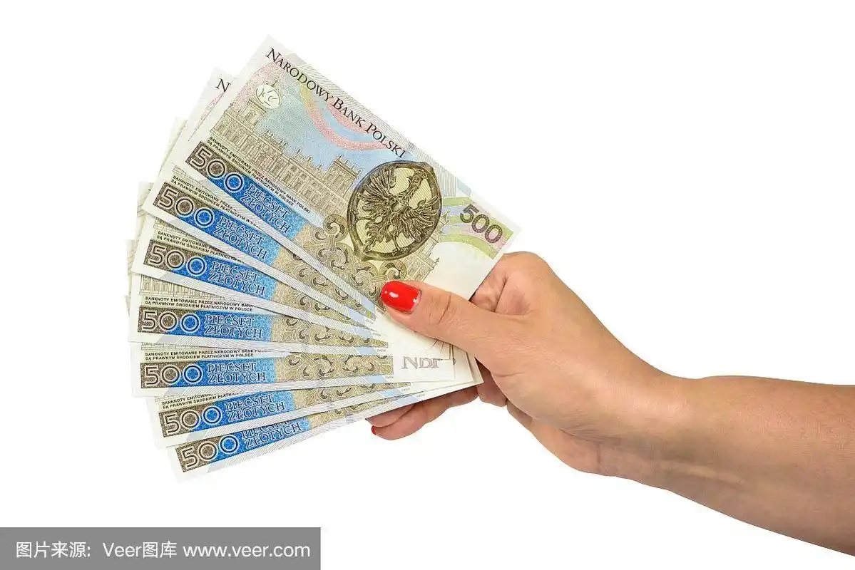 女性手握一套500英镑的钞票