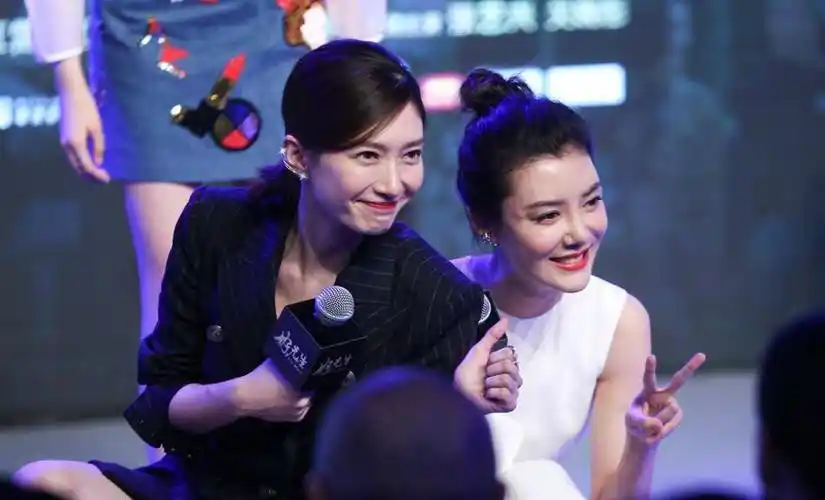 同框江疏影不输,白裙美如画中人_着装_优点_黑色