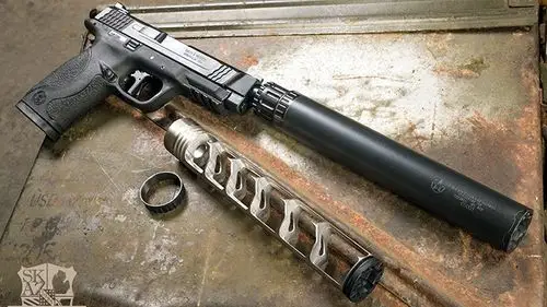 手为了保证射击精度,会采用种种手段去校准步枪,采用特制弹药和枪管