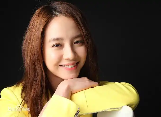 2000年以保宁制药电视广告首次触电荧屏,2001年凭借"kiki"杂志封面