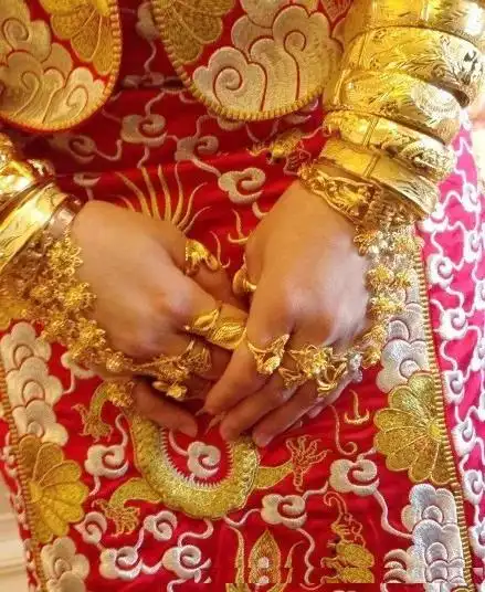 土豪婚礼新娘穿金戴银