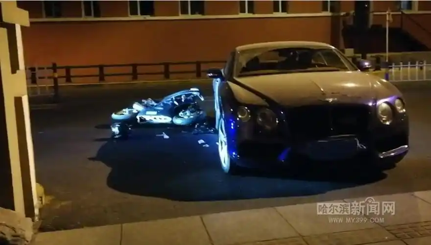 骑太快刹不住摩托车倒地滑撞宾利跑车先赔了15万