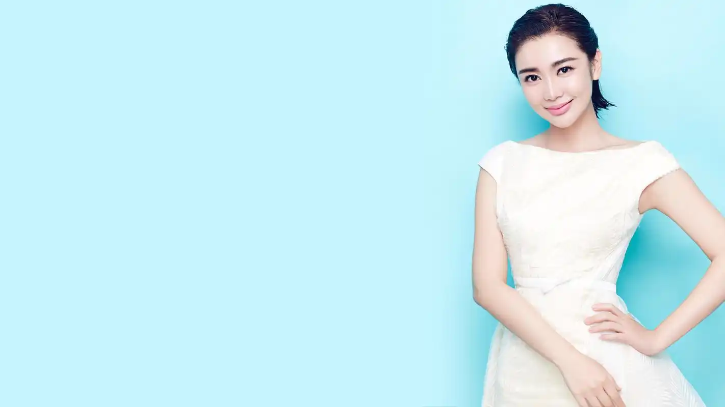 美女明星郝洛嘉白裙唯美写真桌面壁纸图片下载