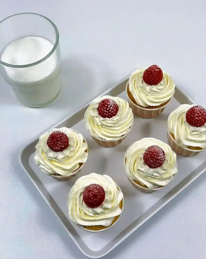 可爱96的草莓91纸杯蛋糕,松松软软的蛋糕 - 抖音