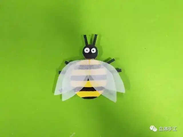 卡纸小蜜蜂【准备材料】彩色卡纸,剪刀,彩笔,胶水【制作步骤】取出