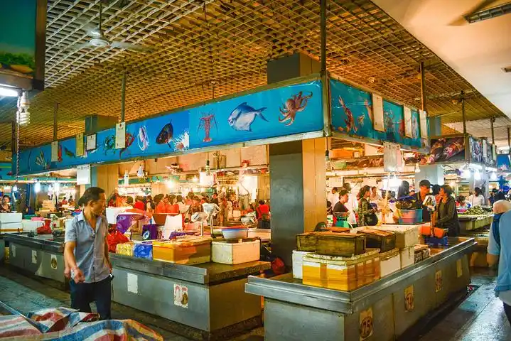 三亚第一市场海鲜一条街是三亚规模最大的海鲜广场主要以海鲜加工为