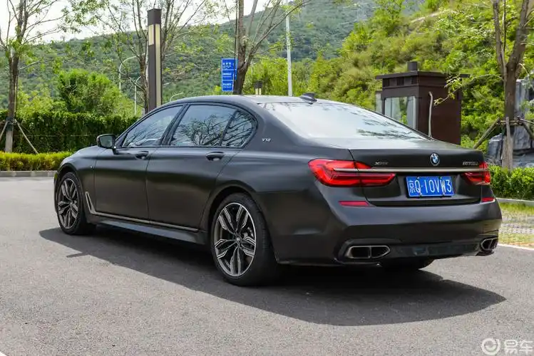 文武双全试驾西装暴徒宝马760li