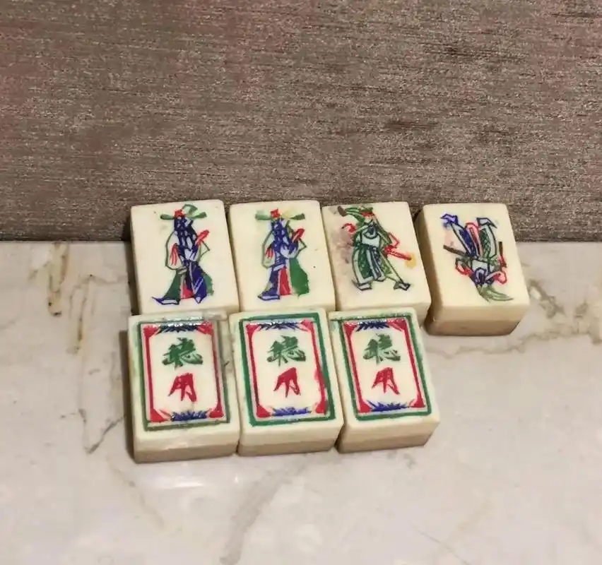 70年代竹骨老麻将 牌正面为手工骨刻花纹,背面为燕尾榫嵌老竹 - 抖音