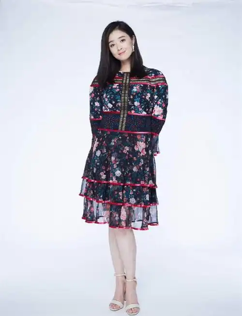 勇气可嘉!蒋欣穿碎花裙,大骨架身材变微胖,气质淑女却村味十足