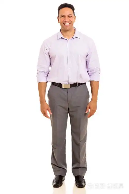 成熟的男人站在