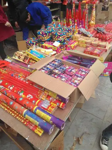 有我喜欢的各种烟花鞭炮,可惜我只玩甩甩炮,适合儿童玩的安全