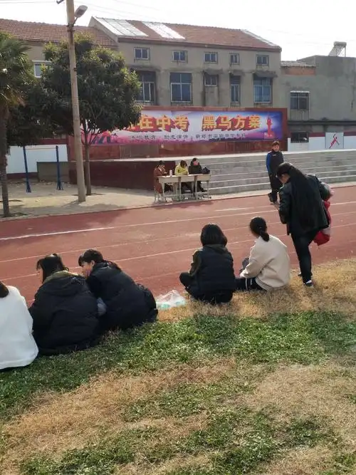 新郑市实验中学 ――长跑运动会剪影