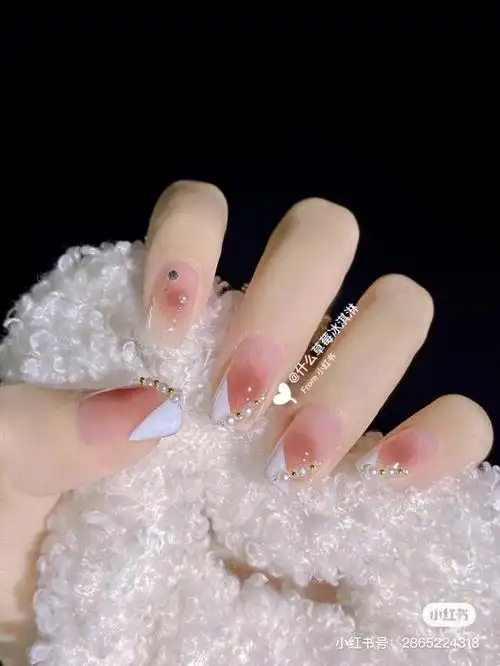 腮红美甲77法式边