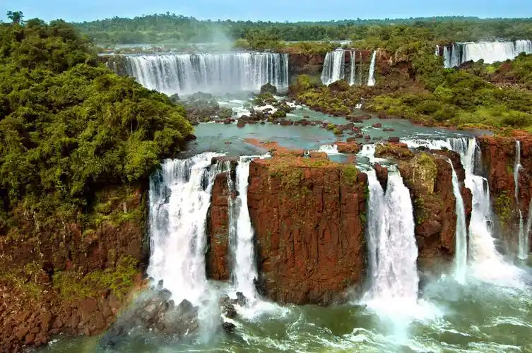 伊瓜苏大瀑布(iguazu falls),位于巴西和阿根廷边界