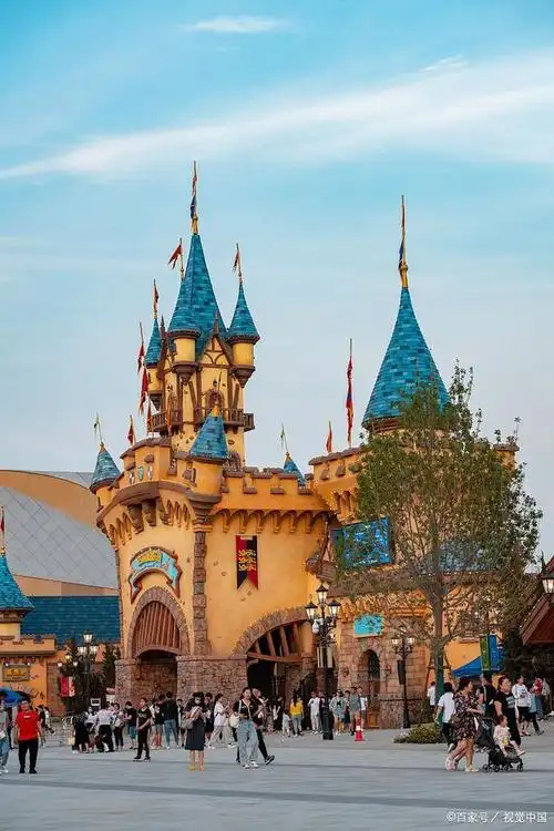 在芜湖,方特主题公园是一个非常受欢迎的旅游景点.