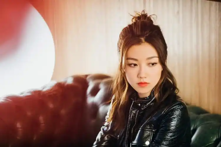 香港 女 颜卓灵 > 颜卓灵皮衣甜酷写真图片(2/6)返回首页 电脑壁纸