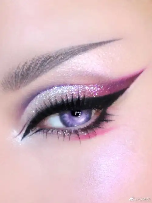 不过我眼神过于犀利  导致不像貂蝉像武则天了cos妆其实和截断的画法