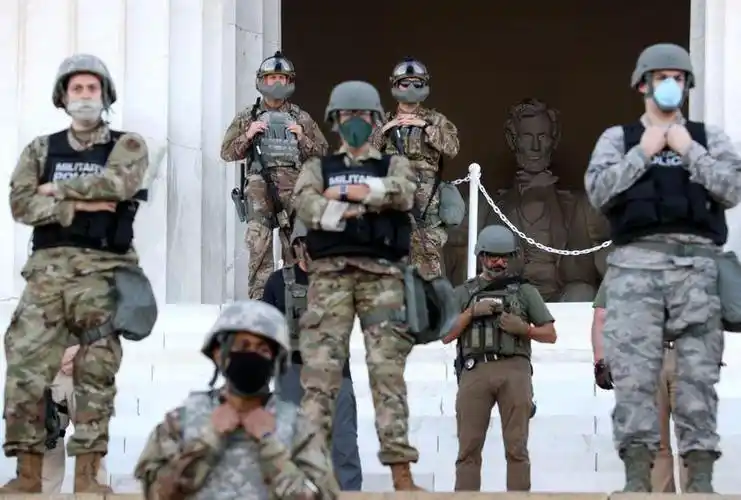 部署在华盛顿特区的美国国民警卫队士兵