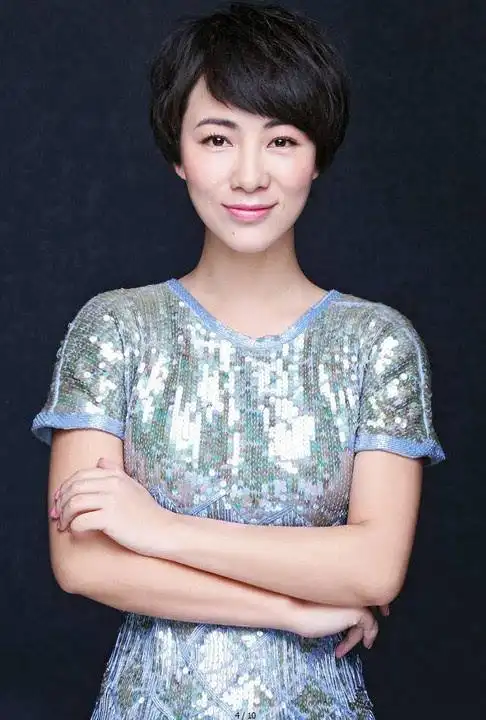 从中国第一批主持人选秀大赛中走上荧屏,炼就好心态,一身好本领.