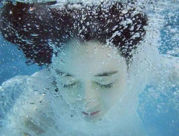 为啥有人能在水下睁开眼睛而有的人却做不到呢教练告诉你答案
