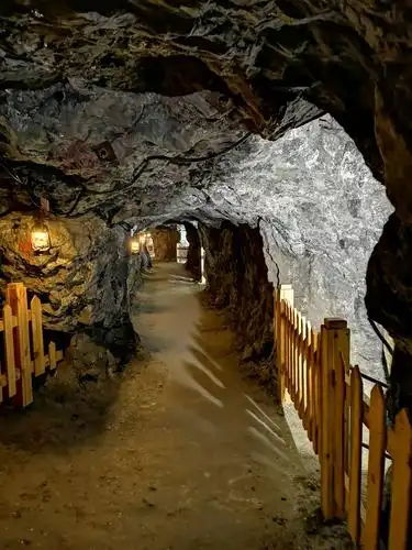 新疆阿依果斯矿洞