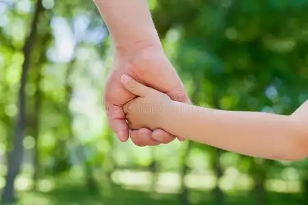 在美丽的波基背景下,幸福的家庭观念老手牵小手父亲牵着孩子的手,在