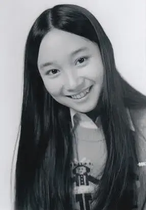 在一次偶然的机会下,她和大姐陈依龄一起录制美国歌手,结果大受香港