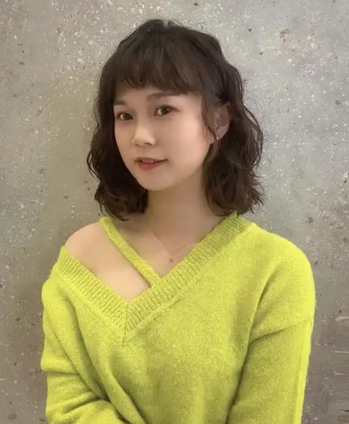 女人四十岁后烫发,多选这3种,气质又时尚