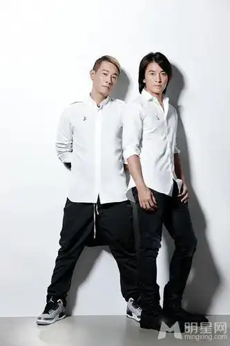 明星网讯 郑伊健陈小春近日亮相台湾,出席.