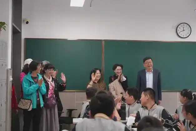 漫漫教育路回首皆芳华东城一中半坡校区退休教师返校日活动