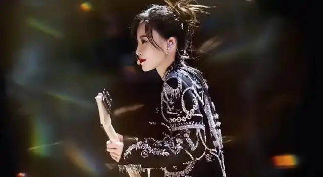 女歌手安静红唇个人资料