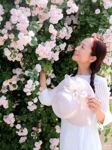 一抹蔷薇花的眷恋(环境人像拍摄)