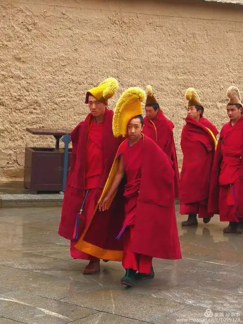 写美篇  拉卜楞寺是藏语"拉章"的变音,意思为活佛大师的府邸