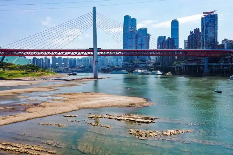 这是8月17日拍摄的重庆嘉陵江千厮门大桥一带景象(无人机照片).